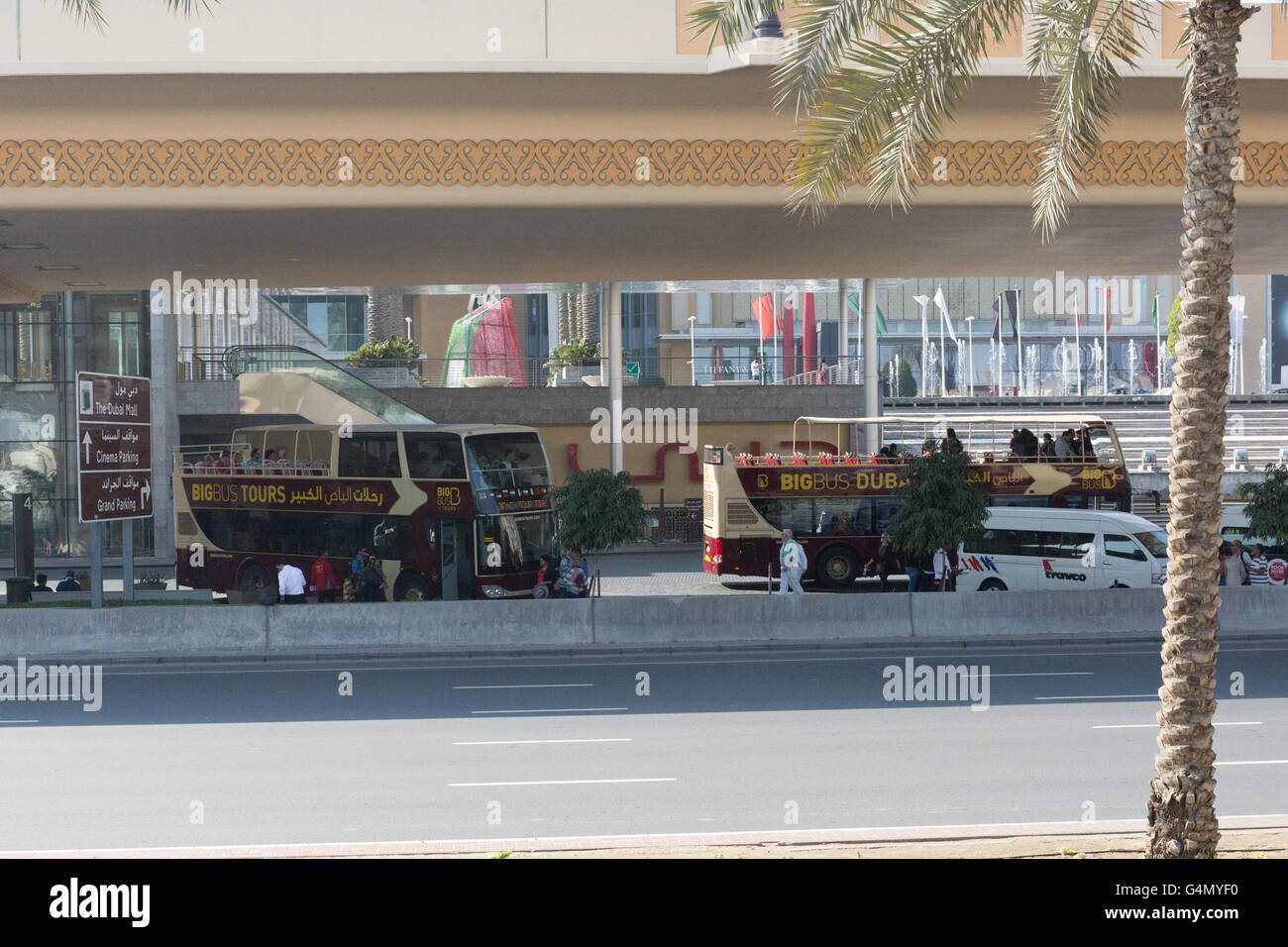 Big Bus Tours in der Dubai Mall Stockfoto