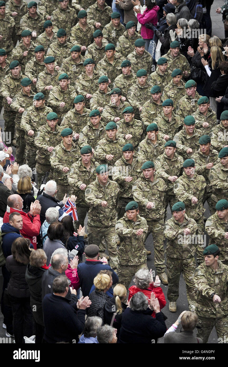 Mitglieder der öffentlichen Leitung der High Street in Exeter, um die Rückkehr von mehr als 650 Militärangehörigen und Frauen von einer sechsmonatigen Tour auf Op HERRICK 14 in Afghanistan zu feiern. Stockfoto