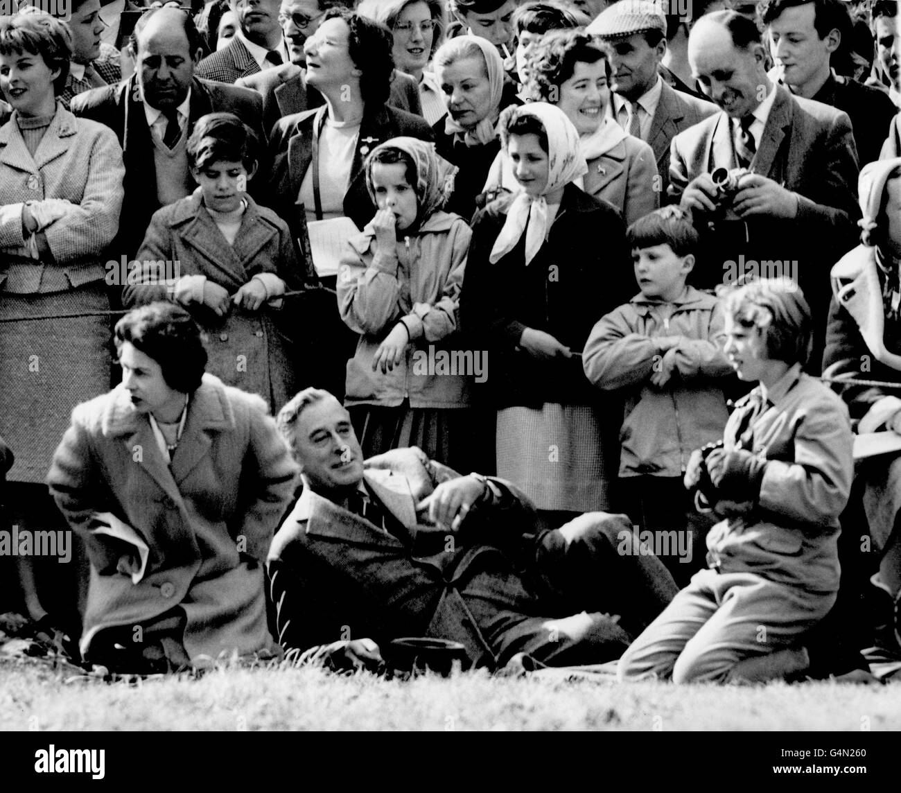 Queen Elizabeth II, Earl Mountbatten und Princess Anne, rechts, entspannen sich im Sonnenschein vor anderen Zuschauern, die am zweiten Tag der dreitägigen Tests der British Horse Society in Badminton teilnehmen. Stockfoto