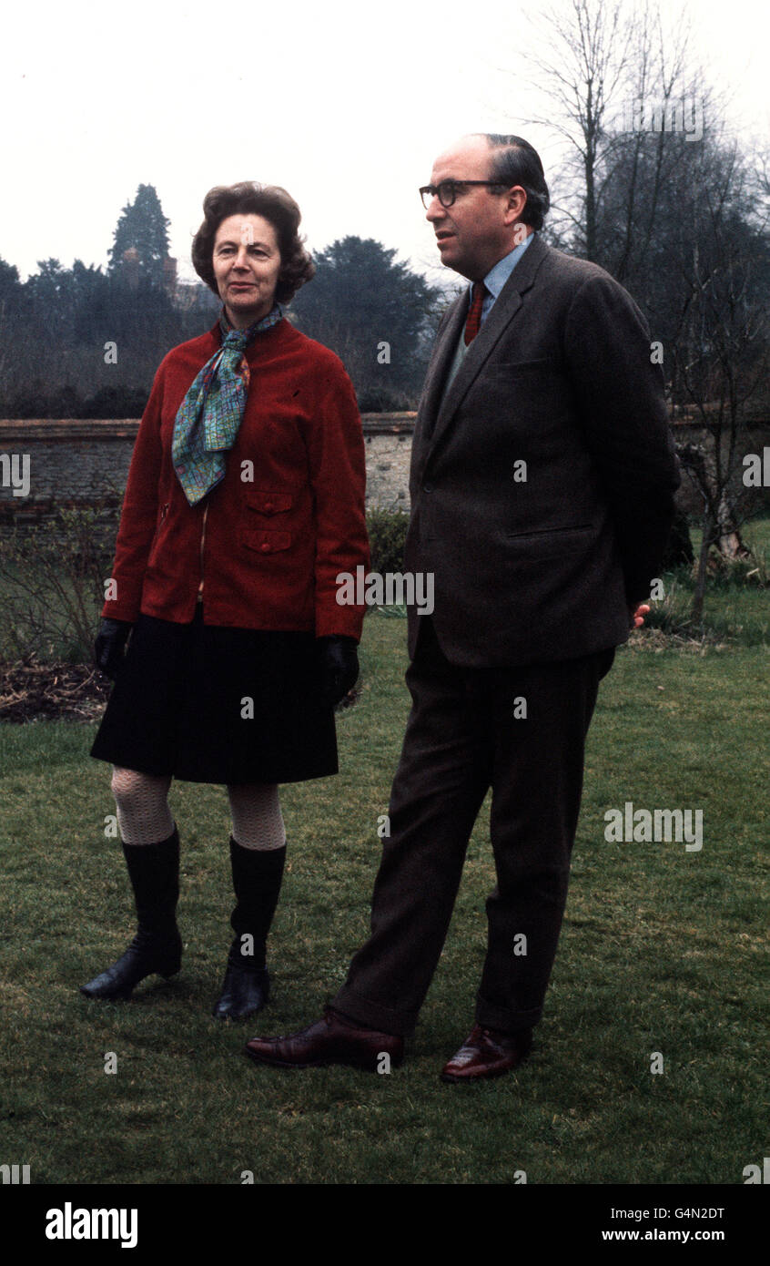 PA-NEWS FOTO 04.11.70, ROY JENKINS, DER KANZLER DER STAATSKASSE UND SEINE FRAU, JENNIFER, IM GARTEN VON IHREM LANDHAUS, ST. AMAND HAUS OST HENDRED, BERKSHIRE. Stockfoto