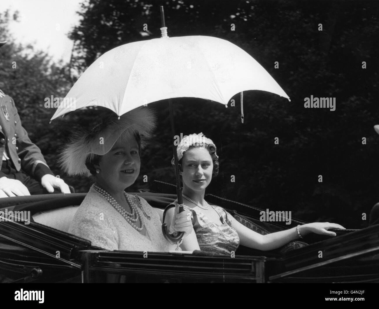 Die Königin Mutter und Prinzessin Margaret kommen zur Eröffnung von Royal Ascot. Stockfoto