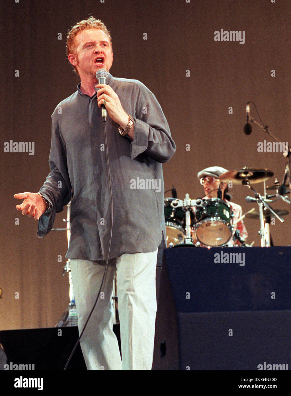 Mick Hucknall Leadsänger der Band Simply Red auf der Bühne beim ersten von zwei "Route of Kings" Konzerten im Londoner Hyde Park. Stockfoto