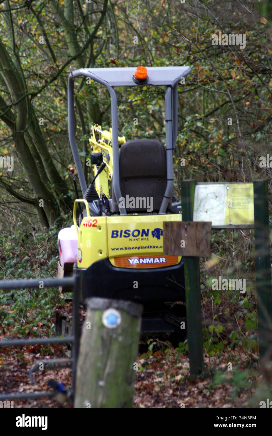 Der Bagger, der zur Redhill Farm, Redmarley, Gloucestershire, gebracht wurde, um bei der Suche nach dem Leichnam von Kate Prout zu helfen, nachdem ihr Mann Adrian der Polizei mitgeteilt hatte, wo er ihren Leichnam begraben hatte. Stockfoto