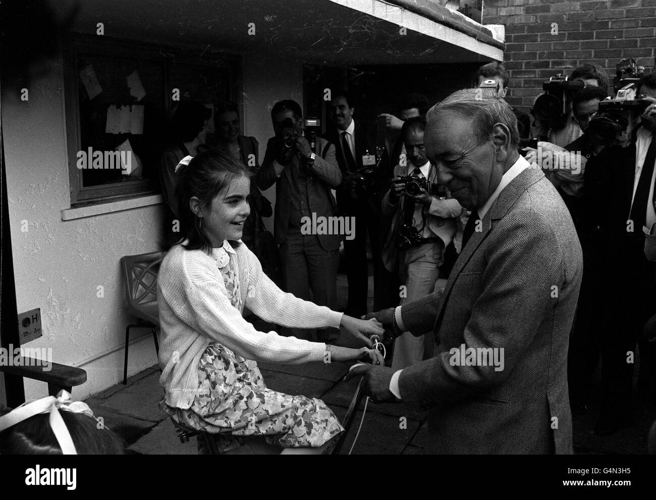 König Hassan von Marokko begrüßt Helene Ciszek (11), ein französisches Herz-Lungen-Transplantationsmädchen im Harefield Hospital in Hertfordshire. Stockfoto