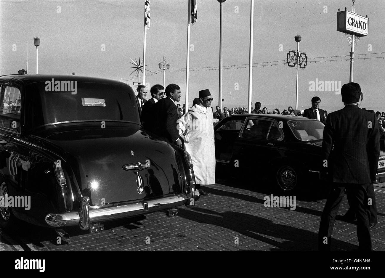 König Hassan von Marokko, der zu Beginn seines viertägigen Aufenthalts in Großbritannien im Grand Hotel an der Strandpromenade von Brighton ankam. Stockfoto
