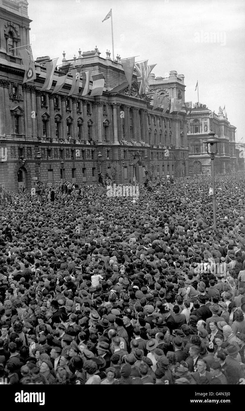 Riesige Menschenmassen in Whitehall feiern den VE Day in London, der das Ende des Zweiten Weltkriegs in Europa und die Niederlage Nazi-Deutschlands markiert. Stockfoto