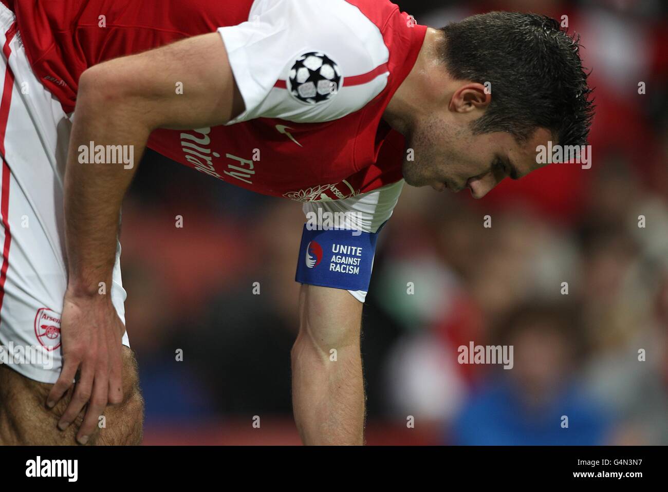 Robin van Persie von Arsenal trägt eine Unite gegen Rassismus-Kapitäne Armband Stockfoto