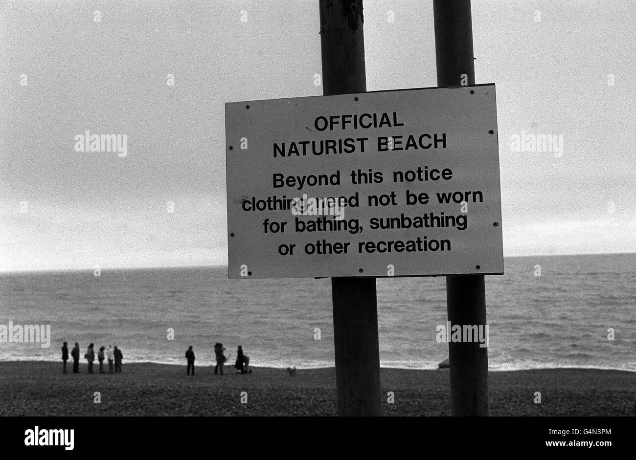 Das Schild, das den Beginn des FKKStrandes in Brighton, Sussex, markiert. Der FKKStrand wurde