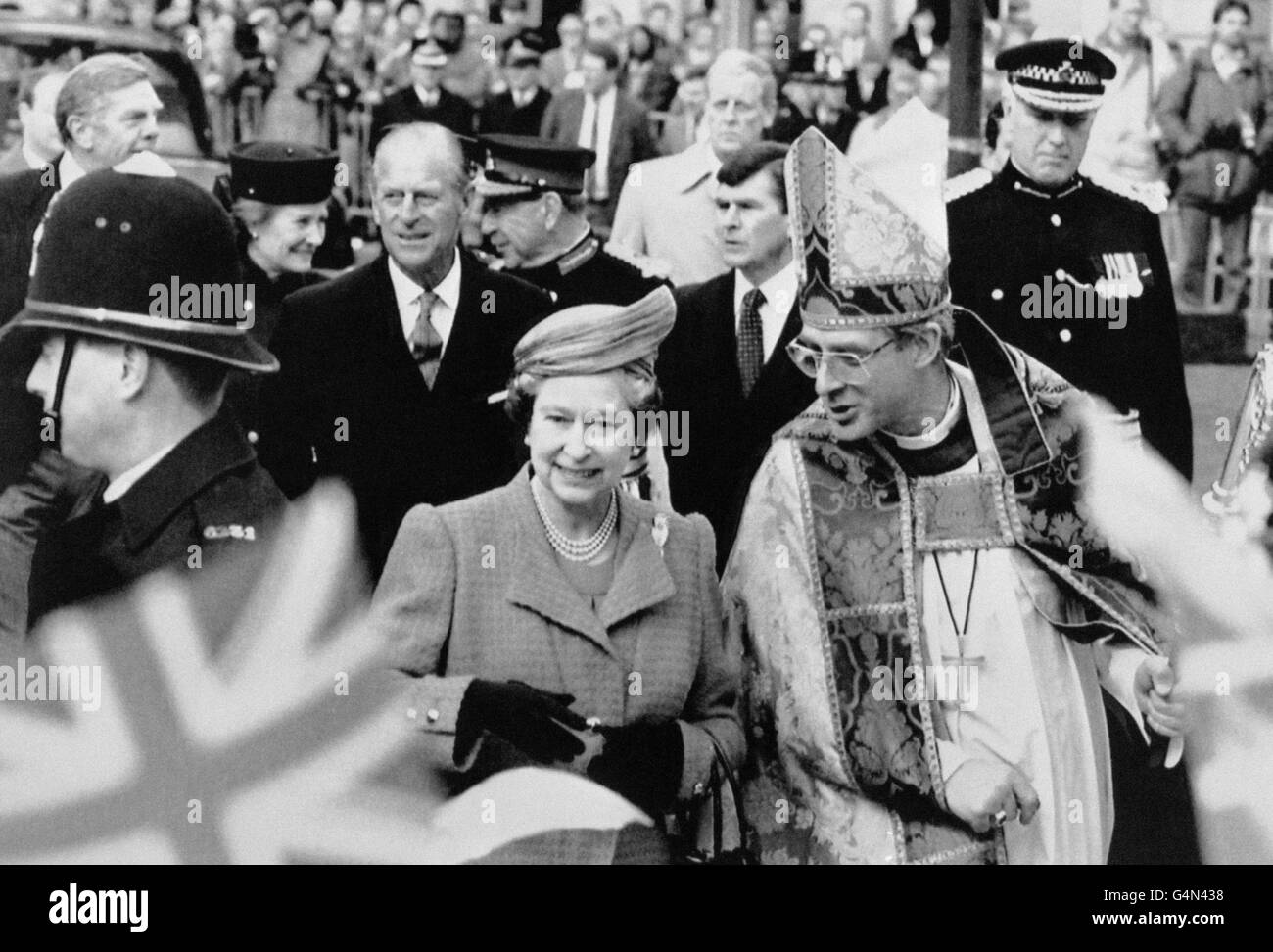 Die Königin Ankunft in St. Philip's Cathedral, Birmingham, um Maundy Geld in der jahrhundertealten Tradition zu geben. Prinz Philip ist hinter ihr. Stockfoto