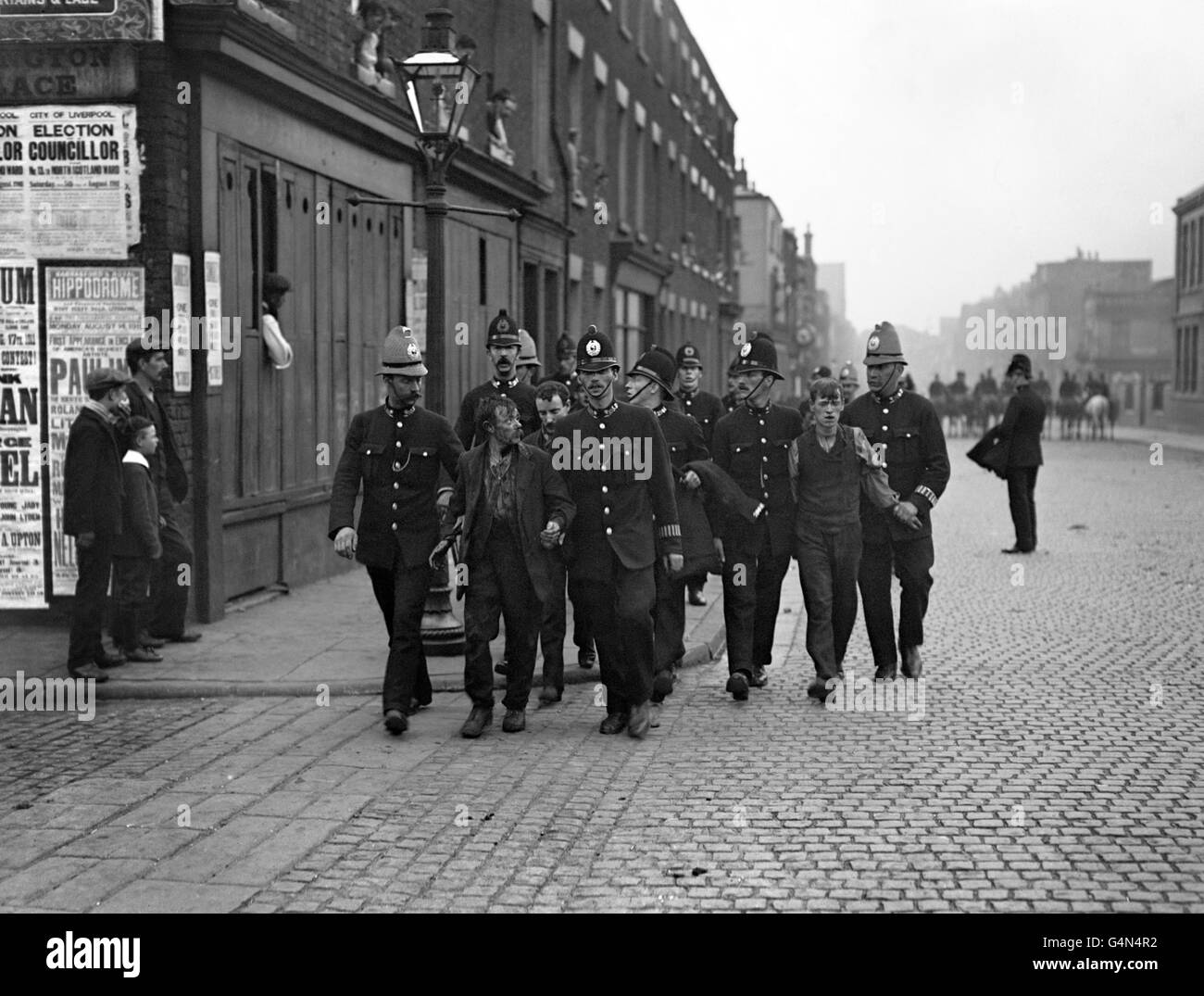 Ein Zwischenfall während des Eisenbahnstreiks von Liverpool im Jahr 1911, bei dem Streikende wegen Überfalls von Polizisten verhaftet wurden. Stockfoto