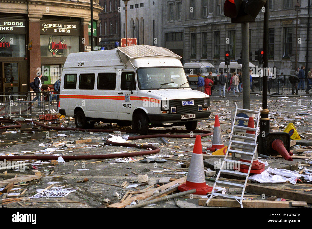 Ein verlassener Polizeiwagen inmitten der Trümmer, die durch gewalttätige Anti-Umfrage-Steuerdemonstrationen im Zentrum von London verursacht wurden. Stockfoto