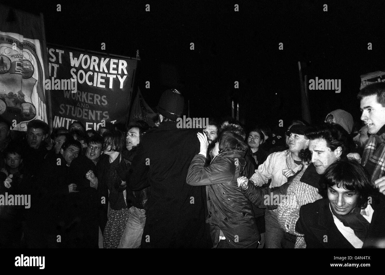 Demonstranten stoßen in Wapping, Ost-London, bei Unruhen, die zu etwa 60 Verhaftungen führten, auf die Polizei. Die Demonstration war zur Unterstützung von Druckgewerkschaften im Streit mit Rupert Murdoch's News International. Stockfoto