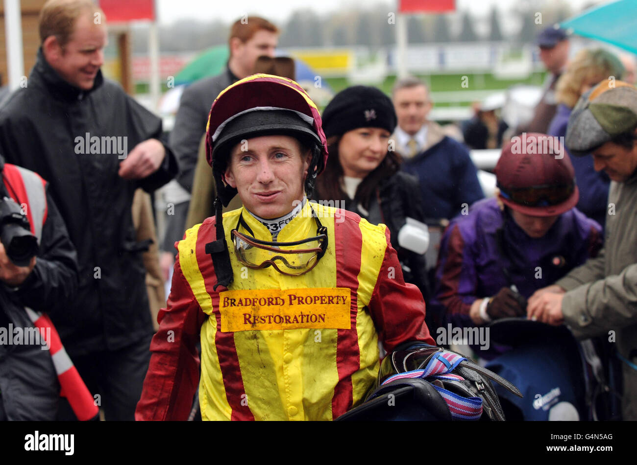 Ein Seufzer der Erleichterung von Champion Jockey Paul Hanagan, nachdem er aufeinanderfolgende Titel während der Betfred November Handicap Treffen auf Doncaster Racecourse holte. Stockfoto