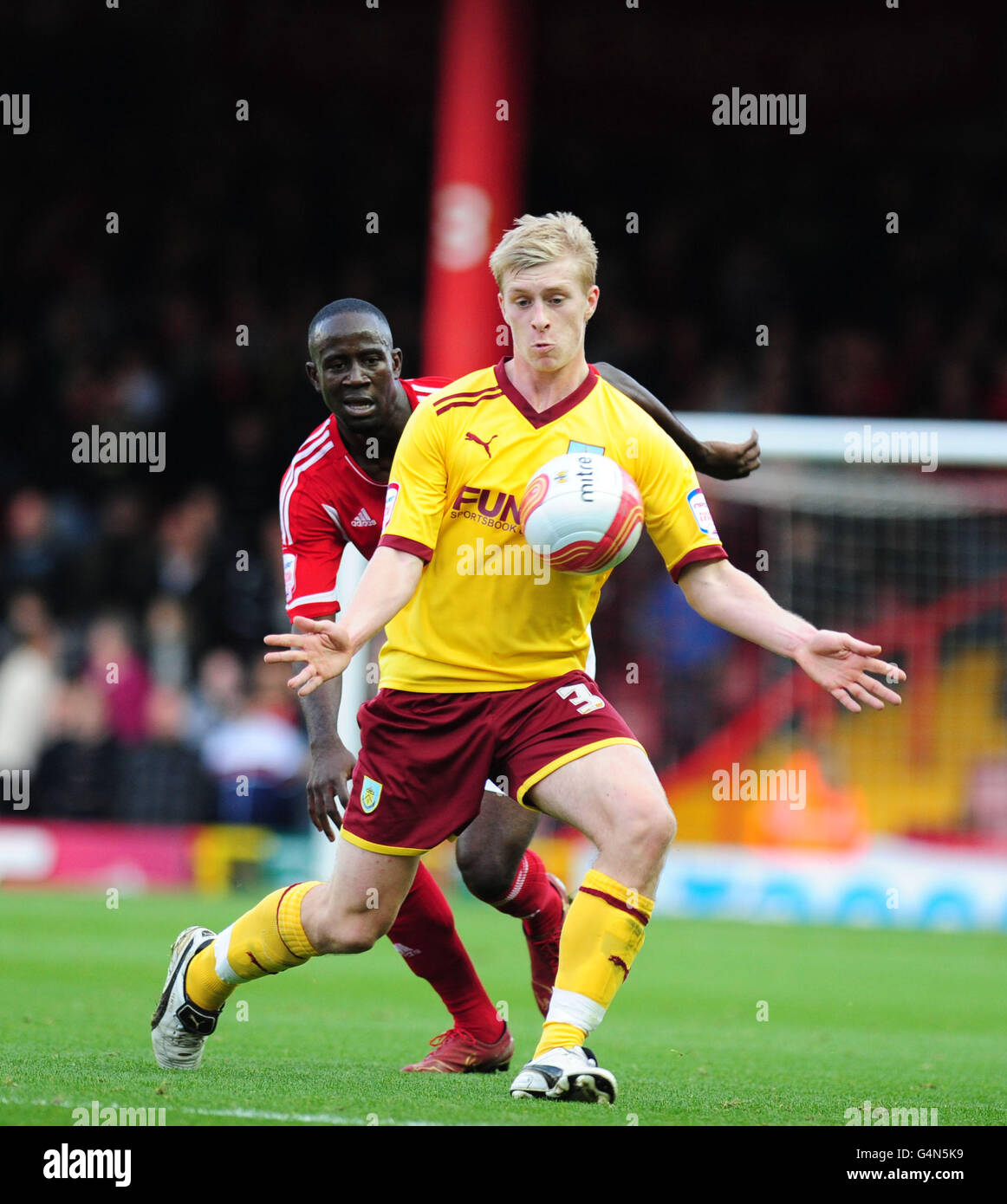 Fußball - npower Football League Championship - Bristol City / Burnley - Ashton Gate. Albert Adomah von Bristol City und Ben Mee von Burnley in Aktion. Stockfoto