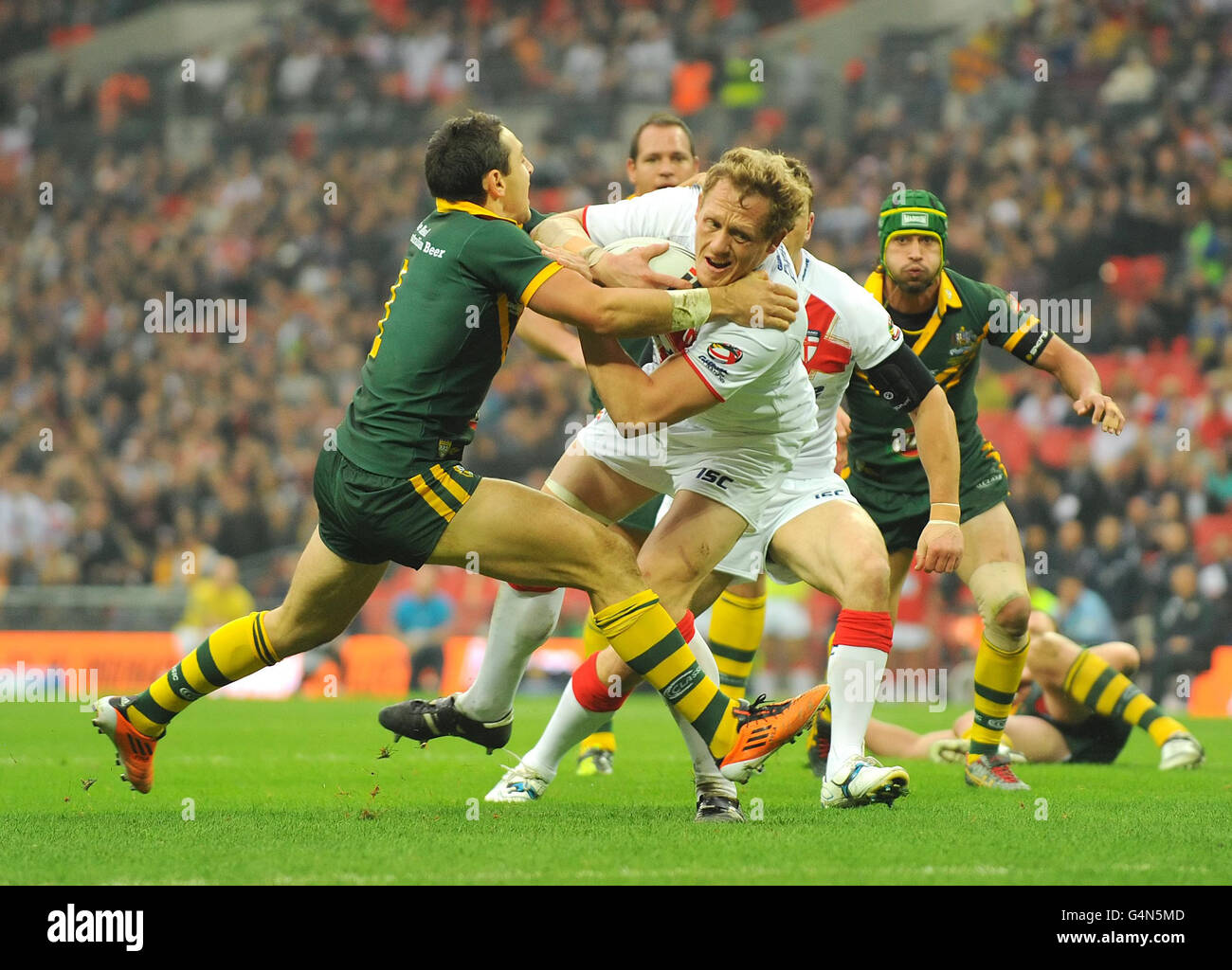 Rugby League - Gillette Four Nations Series - England / Australien - Wembley Stadium. Der englische Ben Westwood wird während des Spiels der Gillette Four Nations im Wembley Stadium in London von dem Australier Billy Slater angegangen. Stockfoto Rugby League - Gillette Four Nations Series - England / Australien - Wembley Stadium. Der englische Ben Westwood wird während des Spiels der Gillette Four Nations im Wembley Stadium in London von dem Australier Billy Slater angegangen. Stockfoto