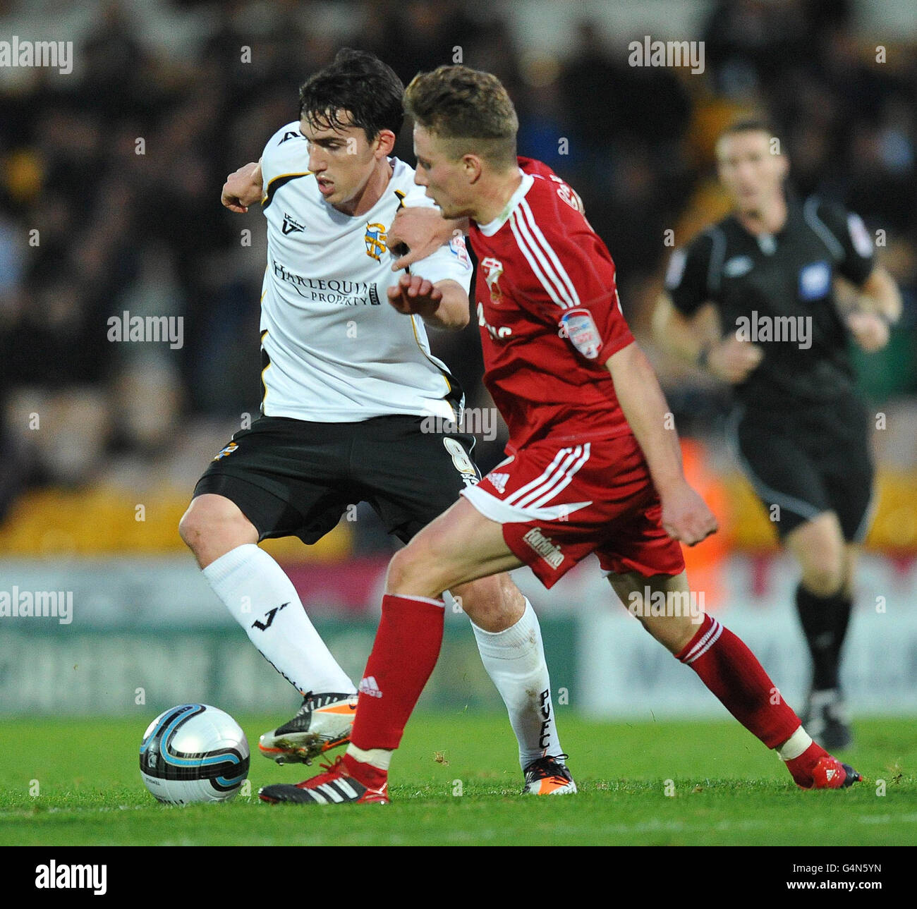 Louis Dodds von Port Vale und Simon Ferry von Swindon Town kämpfen während des Spiels npower Football League Two im Vale Park, Stoke on Trent, um den Ball. Stockfoto