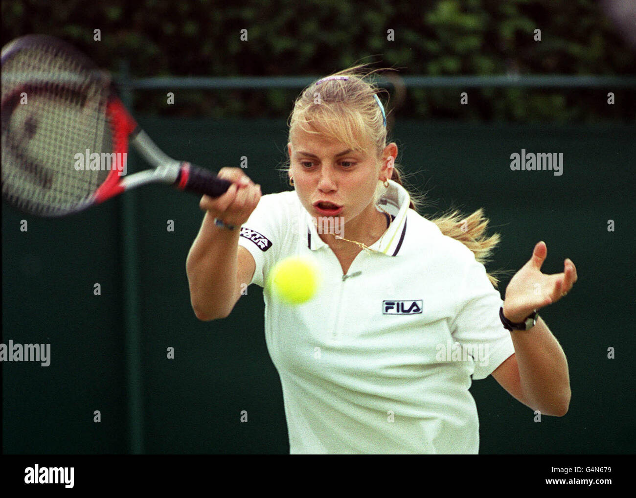 Keine kommerzielle Nutzung. Die Australierin Jelena Dokic in Aktion während ihres Spiels gegen die slowakische Katarina Studenikovka bei den Wimbledon Tennis Champioships. Stockfoto