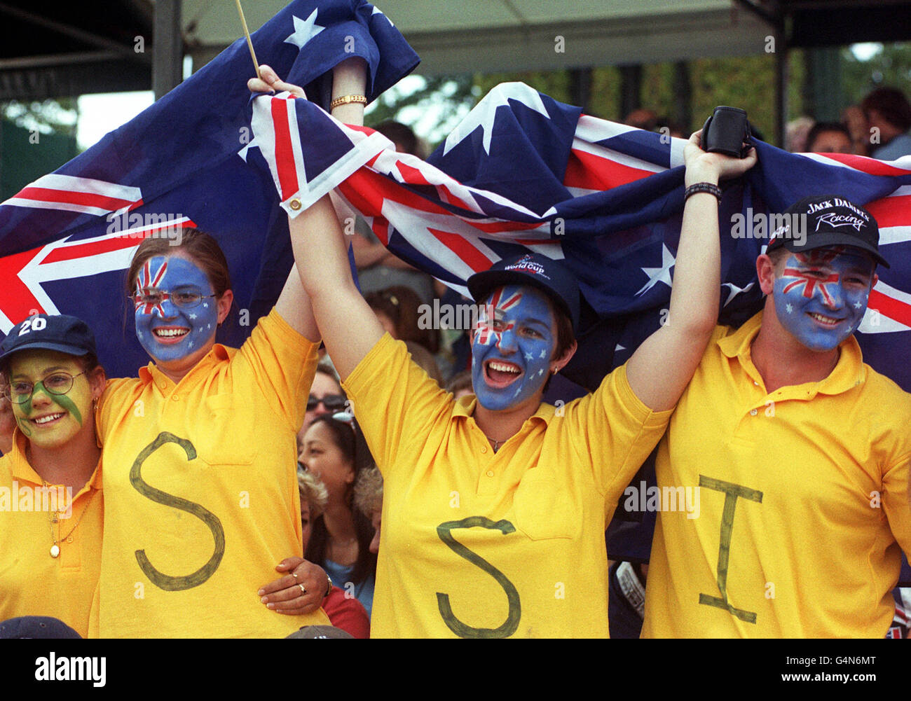 Keine kommerzielle Nutzung: Australische Fans von Tennisstar Lleyton Hewitt feiern seinen Sieg gegen Karim Alami bei den Wimbledon Tennis Championships. Hewitt besiegte Alami 6-1 6-4 4-6 mit 6:4. Stockfoto