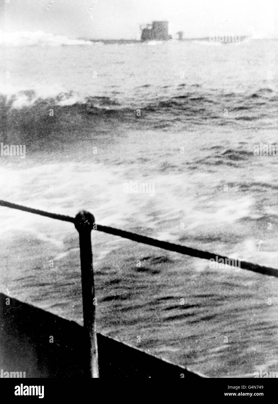 c19/9/1942: Ein seltenes Bild aus einer kanadischen Corvette, das ein deutsches U-Boot zeigt, das während des Zweiten Weltkriegs die Flucht ergriffene. Das U-Boot wurde nach einem Oberflächenkampf gerammt, bei dem Tiefenladungen und Geschütze eingesetzt wurden. Möglicherweise U210 oder U379. Stockfoto