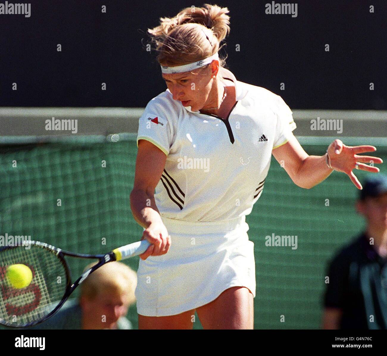 Keine kommerzielle Nutzung. Die deutsche Steffi Graf in Aktion während ihres Spiels gegen Corina Morariu aus den USA bei den Wimbledon Tennis Championships 1999. Stockfoto