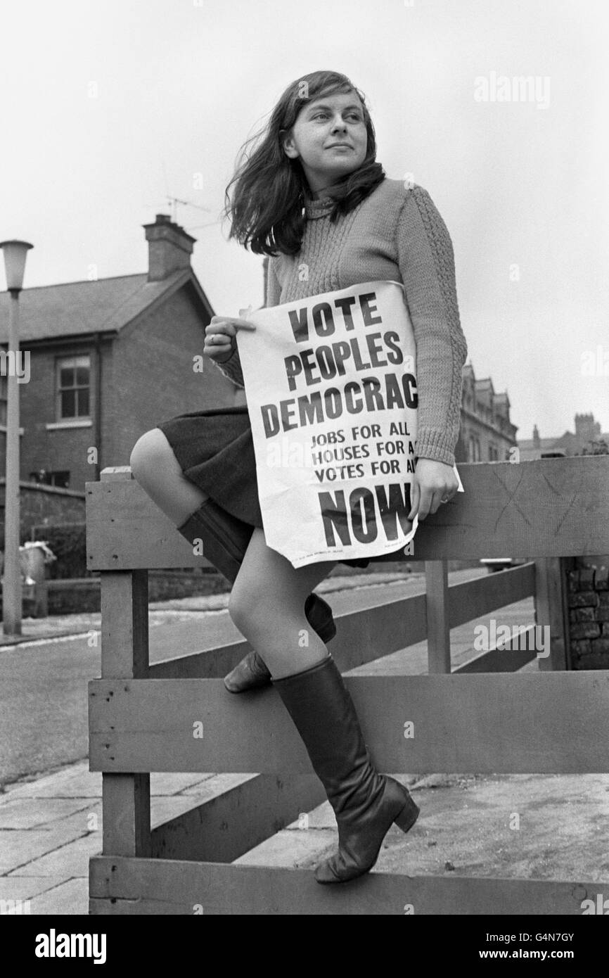 An diesem Tag im Jahr 1969 wurde eine 21-jährige Frau, Bernadette Devlin, die jüngste weibliche Abgeordnete Großbritanniens und die drittjüngste Abgeordnete überhaupt. Bernadette Devlin, eine 22-jährige Psychologiestudentin und Anwärterin der Volksdemokratie für South Derry bei den bevorstehenden Wahlen in Nordirland, in Belfast. Stockfoto