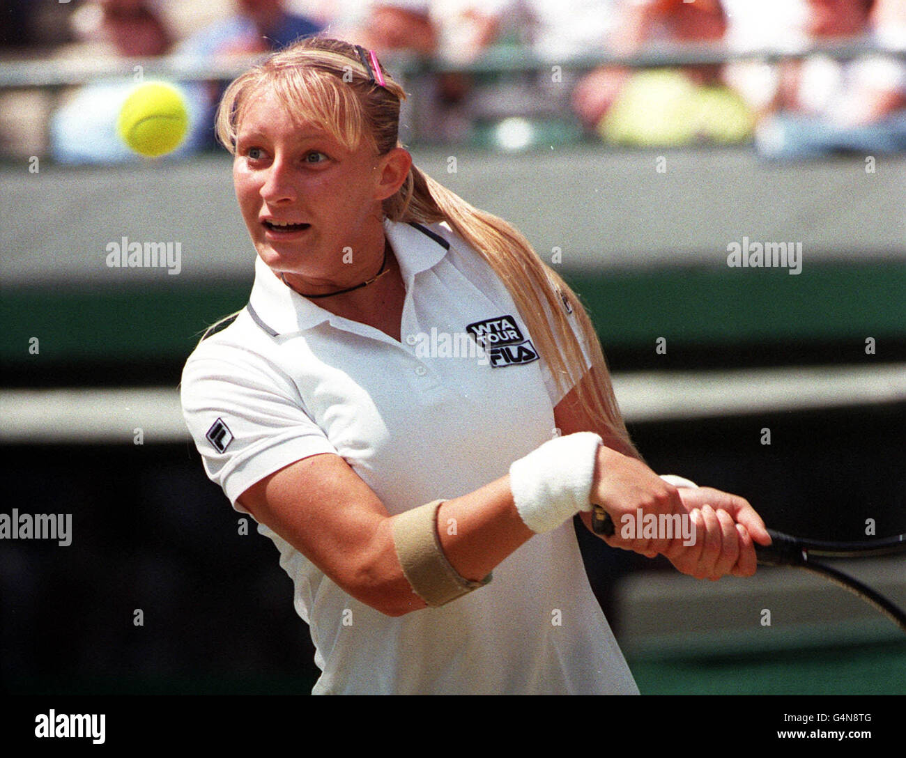 Keine Kommerzielle Nutzung. Mirjana Lucic aus Kroatien in Aktion während ihres Halbfinalmatches gegen die deutsche Steffi Graf in Wimbledon. Graf besiegte Lucic 6-7, 6-4, 6-3. Stockfoto