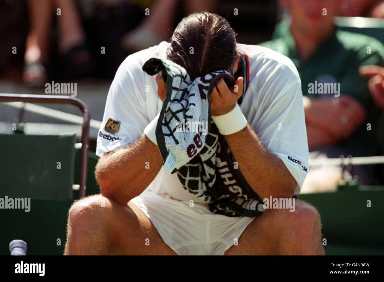 Keine kommerzielle Nutzung. Patrick Rafter wischt sich während des Spiels gegen Boris Becker während der Wimbledon Tennis Championships 1999 das Gesicht. Rastiger besiegten Becker 6-3, 6-2, 6-3. Stockfoto