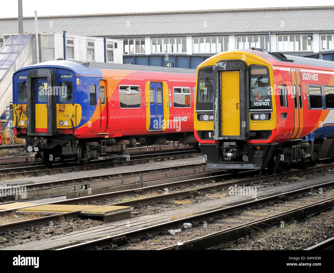 Eisenbahnbestand. South West Züge am Bahnhof Clapham Junction. Stockfoto