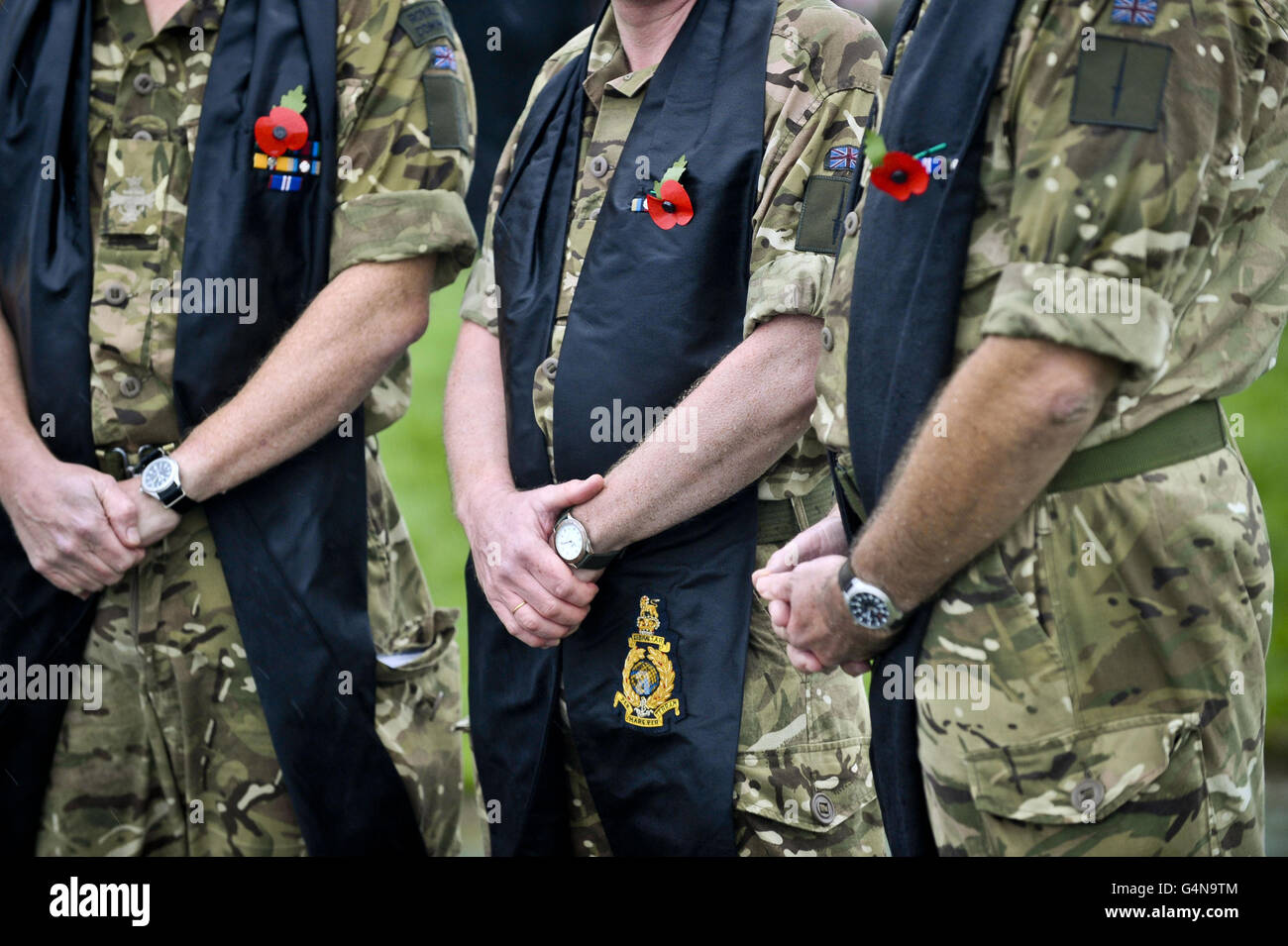 Britische Armee Chaplins tragen ihre Mohnblumen bei der 3 Command Brigade Heimkehr Parade und Waffenstillstandsdienst in Plymouth Hoe. Stockfoto