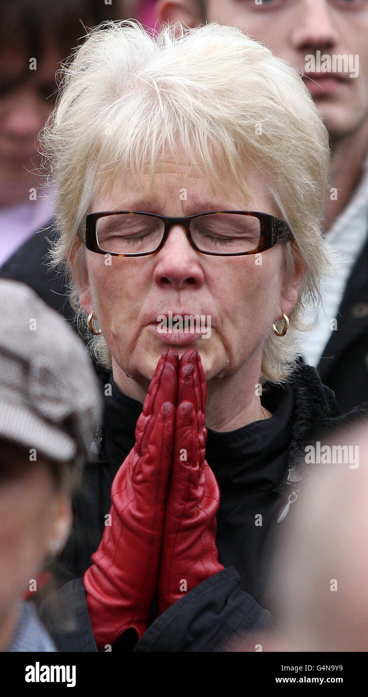 Eine Frau beobachtet die zweiminütige Stille auf dem Trafalgar Square in London zum Waffenstillstandstag. Stockfoto