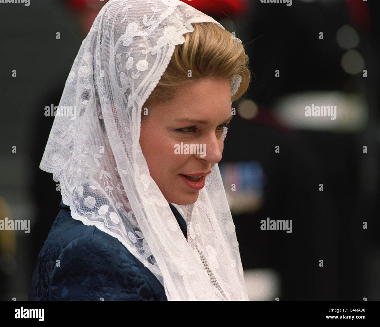 Queen Noor, die Witwe von König Hussian, bei einem Gedenkgottesdienst für den verstorbenen König Hussein in der St. Paul's Cathedral im Zentrum von London. Mehr als 2,000 Menschen werden wahrscheinlich an dem einstündigen Gottesdienst teilnehmen, in Erinnerung an den König, der im Februar 1999 an Krebs starb. Stockfoto