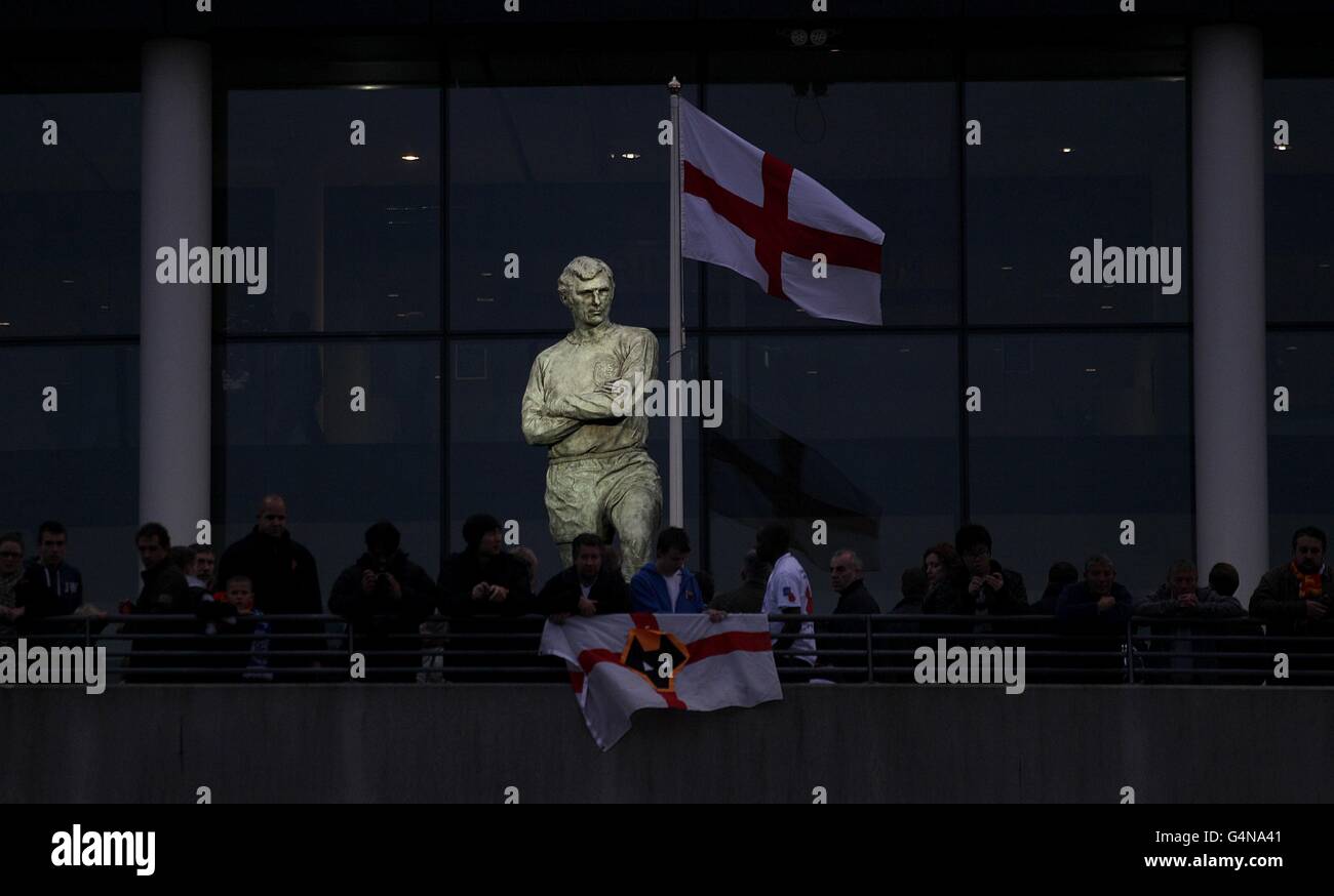 Allgemeine Ansicht der Bobby Moore Statue beleuchtet vor Von England Flaggen vor Wembley Stadion vor dem Spiel Stockfoto
