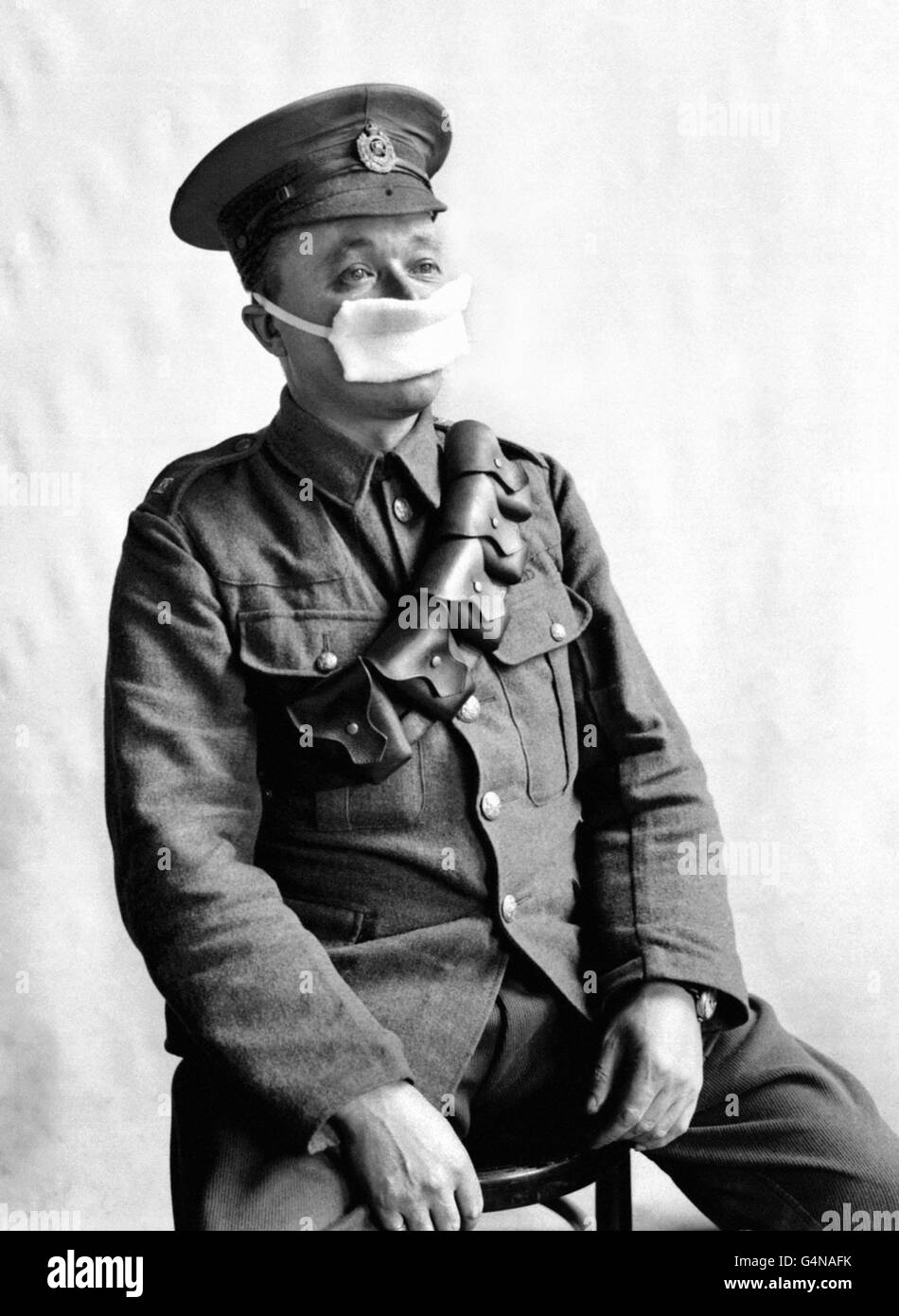 Ein Soldat der Royal Engineers trägt eine frühe Art von Gasmaske während der ersten Monate des Ersten Weltkriegs verwendet. Stockfoto