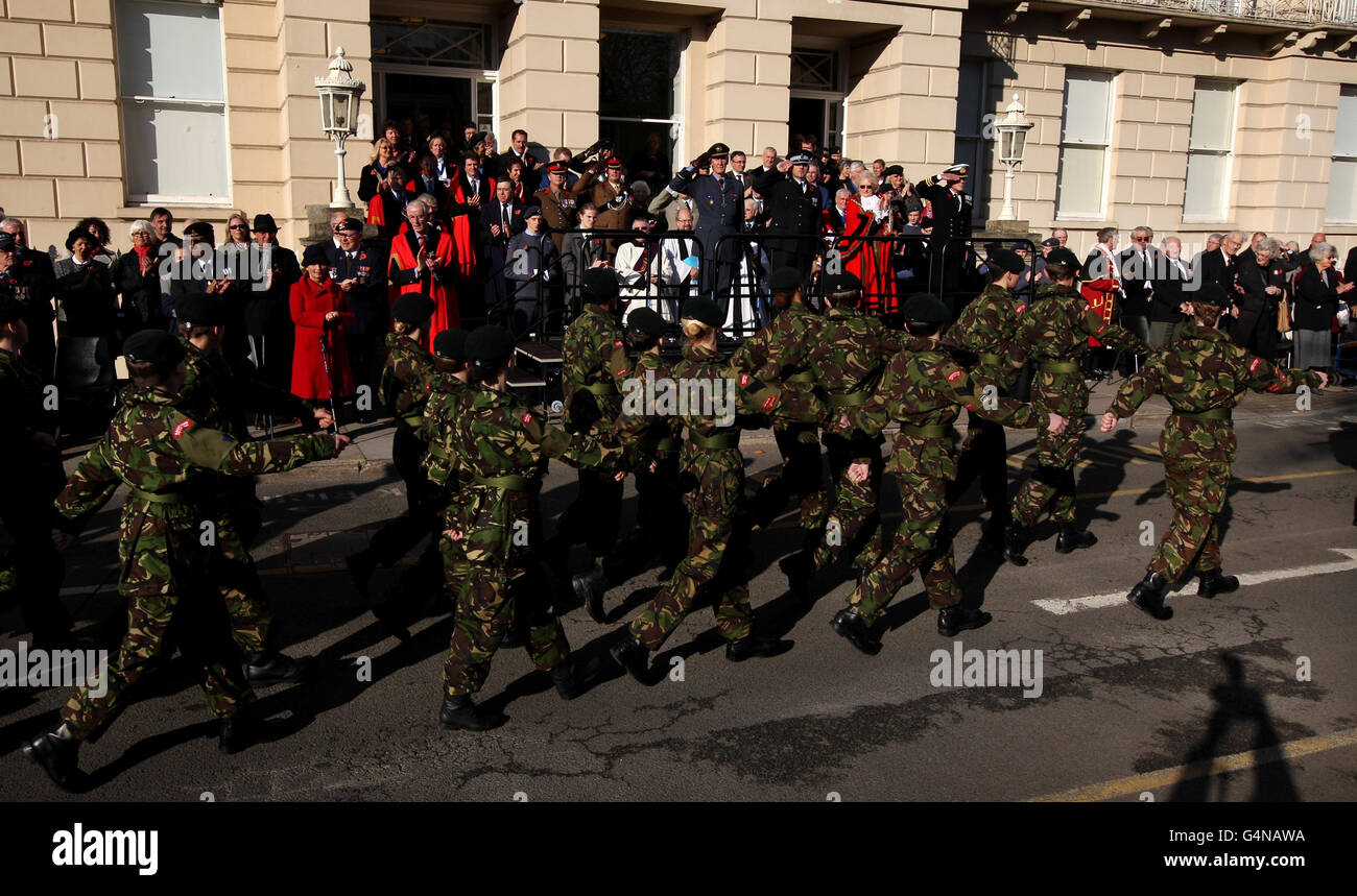 Soldaten marschieren während der Parade zum Gedenken am Sonntag an Cheltenhams Bürgermeisterin, Ratsmitglied Barbara Driver, vorbei. Stockfoto