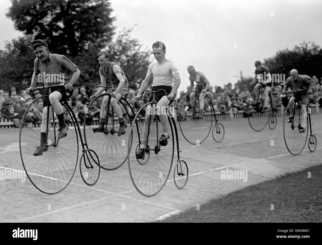 Die National Cyclist Union trifft sich in Herne Hill, dem „normalen“ Rennen über eine Meile, 1932. Das gewöhnliche Fahrrad ist häufiger als das Penny Farthing bekannt. Stockfoto