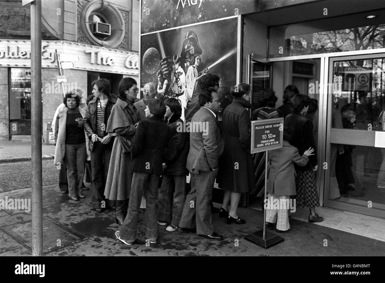 Die Schlange vor dem Leicester Square Theatre für die Eröffnung des Films „Star Wars“ in London, der zum ersten Mal für das britische Publikum geöffnet wird. Stockfoto