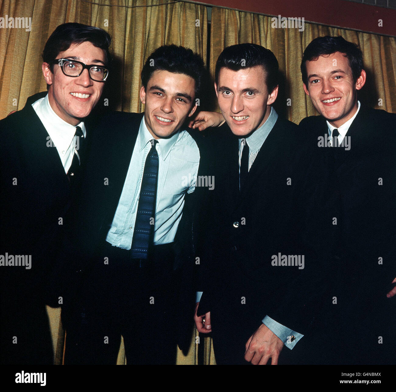 PA News Photo 12/11/63 Ein Bibliotheksfoto von 'The Shadows' von links nach rechts: Hank Marvin, John Rostill, Bruce Welch und Brian Bennett Stockfoto