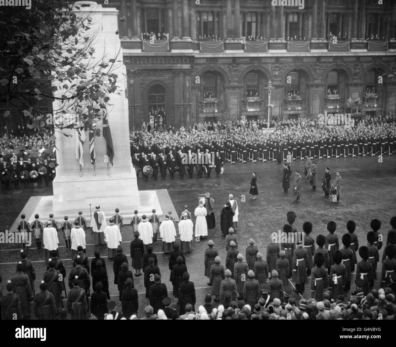 Herbstblätter, Symbol eines sterbenden Jahres, ziehen sich über das Cenotaph in Whitehall, London, während die Königin, eine einsame Figur in Schwarz, die Hommage der Nation an die Toten zweier Weltkriege anführt. Stockfoto