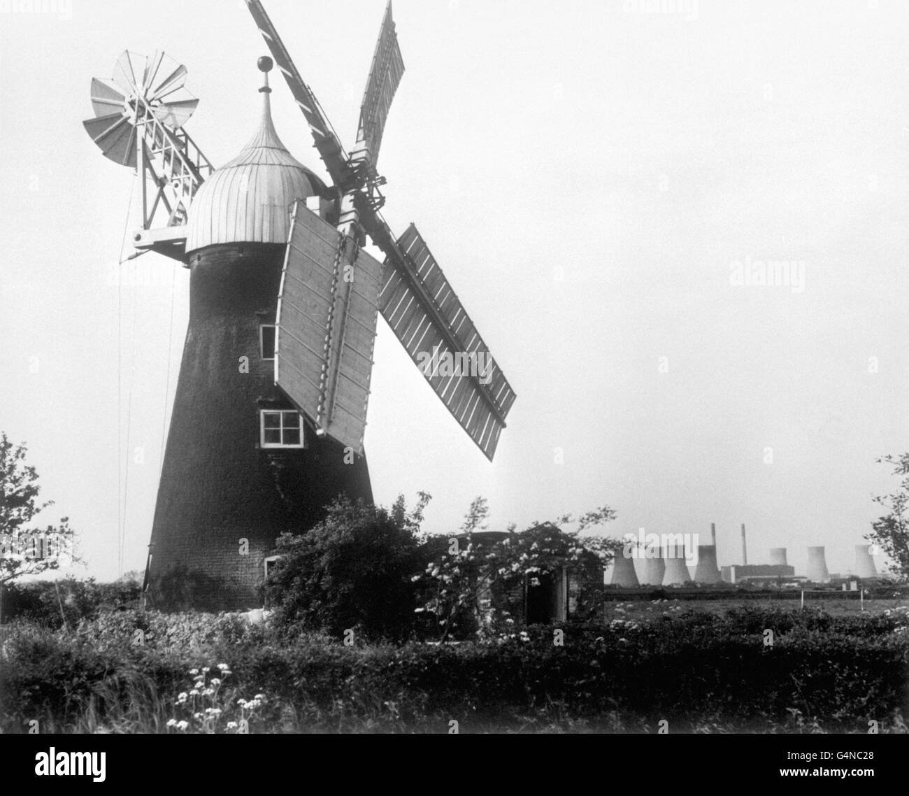 Windkraft war vor 160 Jahren ausreichend, aber heute brauchen Landwirte Strom. Das Central Electricity Generating Board Kraftwerk in West Burton, Nottinghamshire, verbrennt 18,000 Tonnen Kohle pro Tag, um Strom für Landwirte, Fabriken und Häuser zu erzeugen. North Leverton Windmühle spielt noch immer eine wichtige Rolle im lokalen Leben. Den ganzen Winter über bringen die Bauern ihr Getreide zum Vermahlen in Tierfutter. Stockfoto