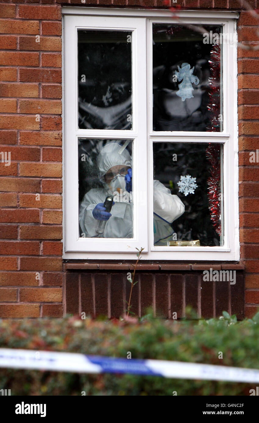 Ein Kriminalbeamter der Polizei arbeitet auf einem Grundstück in Oldbury, West Midlands, nachdem ein vermisster 10-jähriger Junge, der während eines Ausflugs zu den örtlichen Geschäften verschwand, angeblich mit „gefesselten“ Händen in einer leeren Wohnung entdeckt wurde. Stockfoto