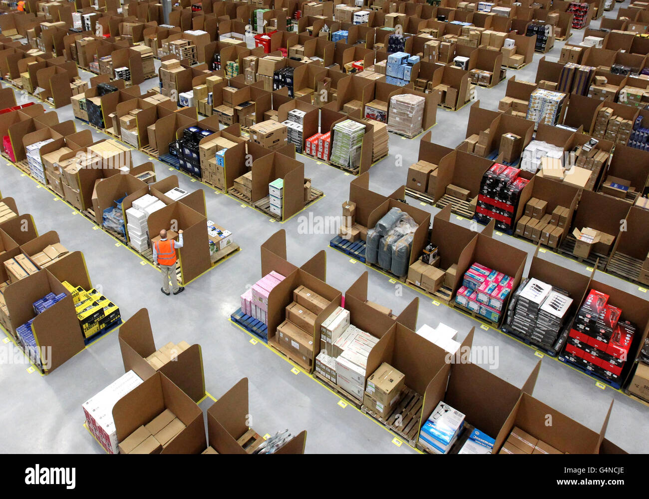 Gesamtansicht des Amazon UK neues, eine Million Quadratmeter großes  Versandzentrum in Fife Stockfotografie - Alamy