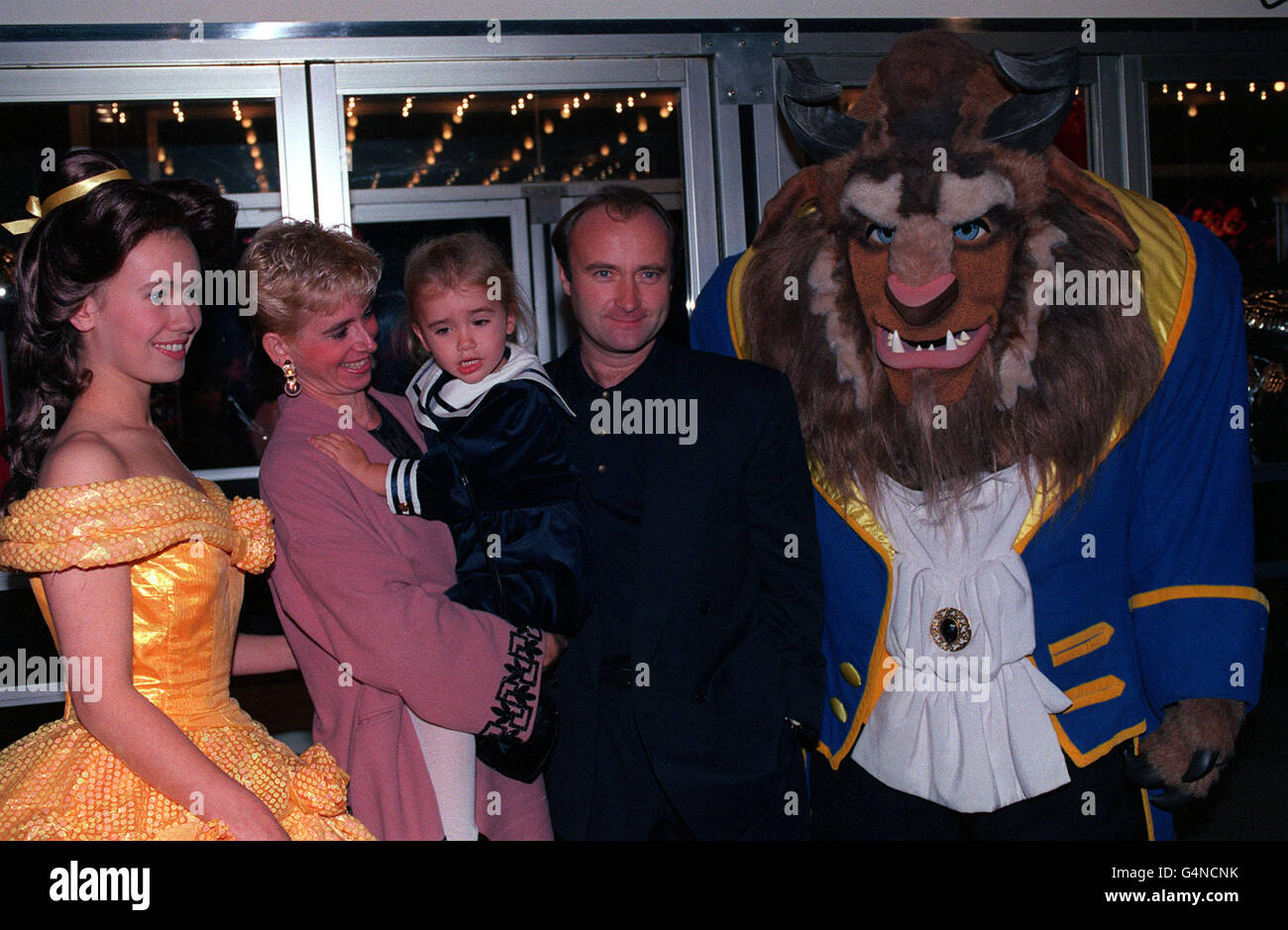 Rockstar Phil Collins mit seiner Frau Jill und ihrer 3-jährigen Tochter Lily, die von The Beast of Walt Disney's Beauty and the Beast überflutet wurde, bei der europäischen Charity-Premiere des Films im Odeon, Leicester Square in London. Stockfoto