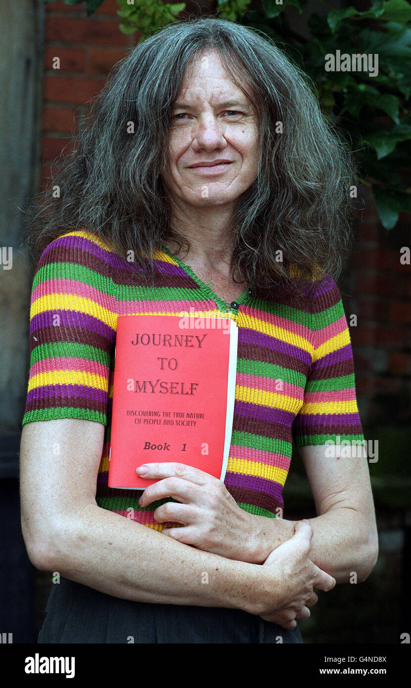 Ein Hausbesetzer namens Ian posiert mit seinem Buch vor dem Haus, in dem er in der Kildorian Rd, in der Strathleven Road, Brixton, South London, hockt. Ian's Nachbar Timothy Ellis hat das 200,000 Haus bekommen, in dem er seit 16 Jahren hockt. * ...nachdem der Oberste Gerichtshof entschieden hatte, dass Ellis Hausbesetzer-Rechte hatte, die ihm den Besitz des Hauses gaben, weil er dort mehr als 12 Jahre gelebt hatte. Ian sagte heute zu Reportern: „Es ist meine Absicht, wenn ich lange genug hier bin, um dasselbe zu tun.“ Stockfoto