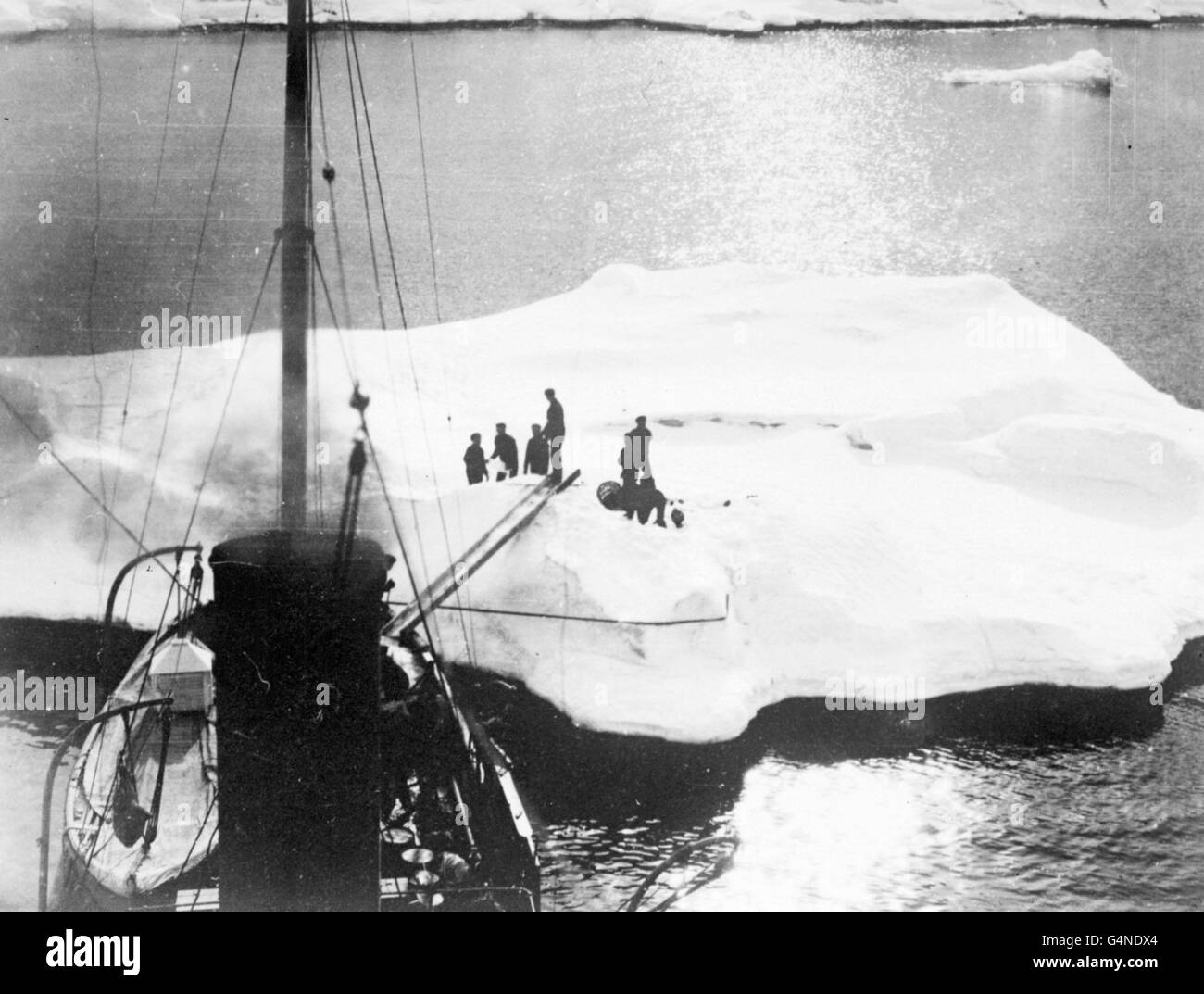 Amundsen-Ellsworth's fliegendes Boot, die 'Farm', die in der Nähe einer Eisburg festgemacht wurde, während seines Polarflugs auf der Dänen-Insel. Stockfoto