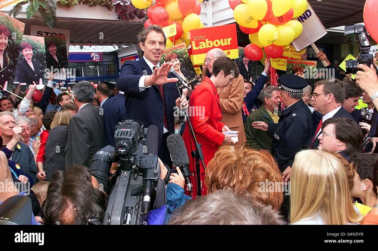 Premierminister Tony Blair appelliert für Ruhe, nachdem er während eines Besuches im Winsford Einkaufszentrum, Cheshire, in seiner Rede am 22. Juli 99, von einem Mobbed gezantet wurde. Stockfoto