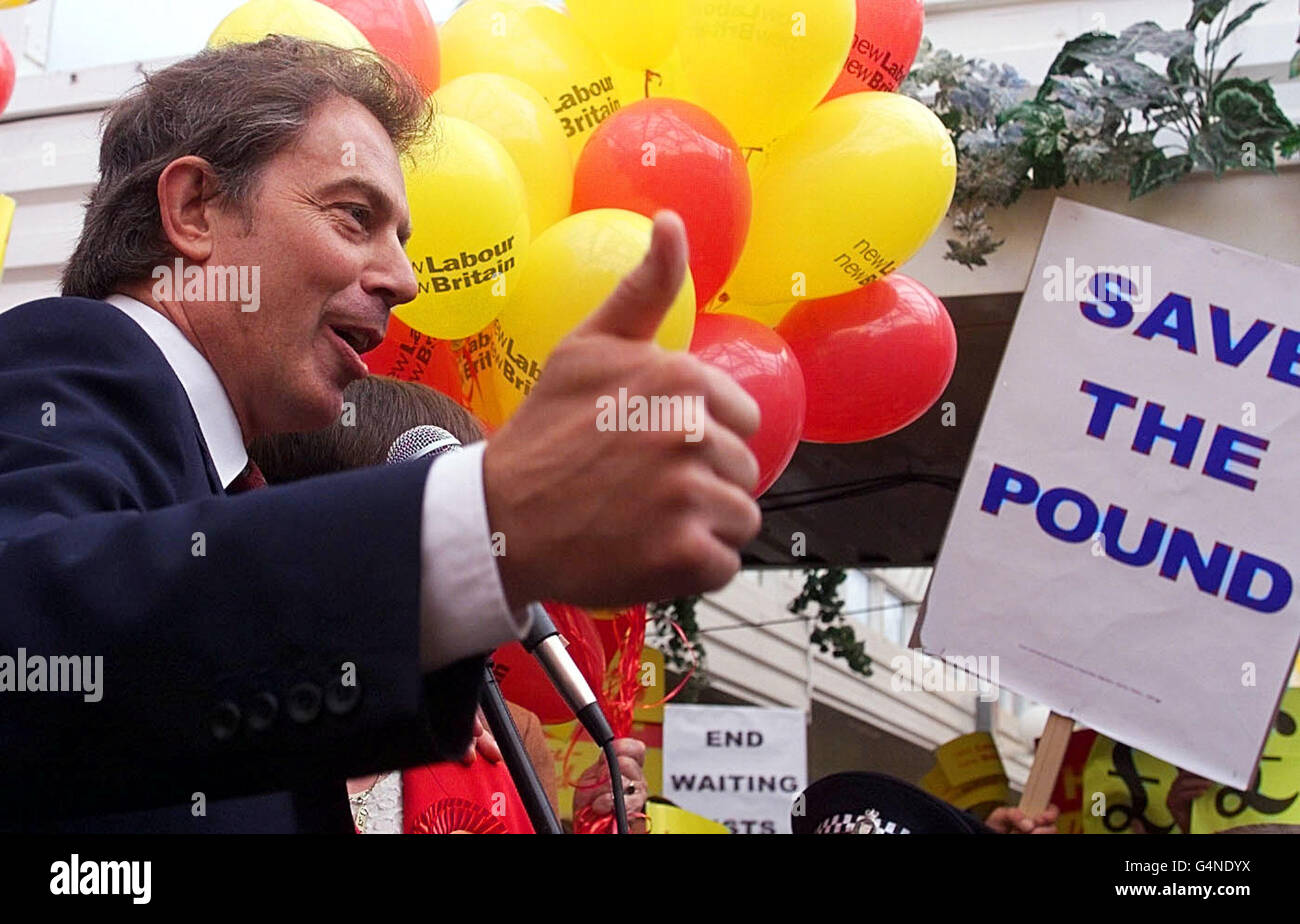 Premierminister Tony Blair gibt vor der Nachwahl in Eddisbury, die am 22./7./99. Stattfindet, das Daumen-nach-oben-Zeichen, als er im Winsford-Einkaufszentrum, Ceshire, kämpft. Stockfoto