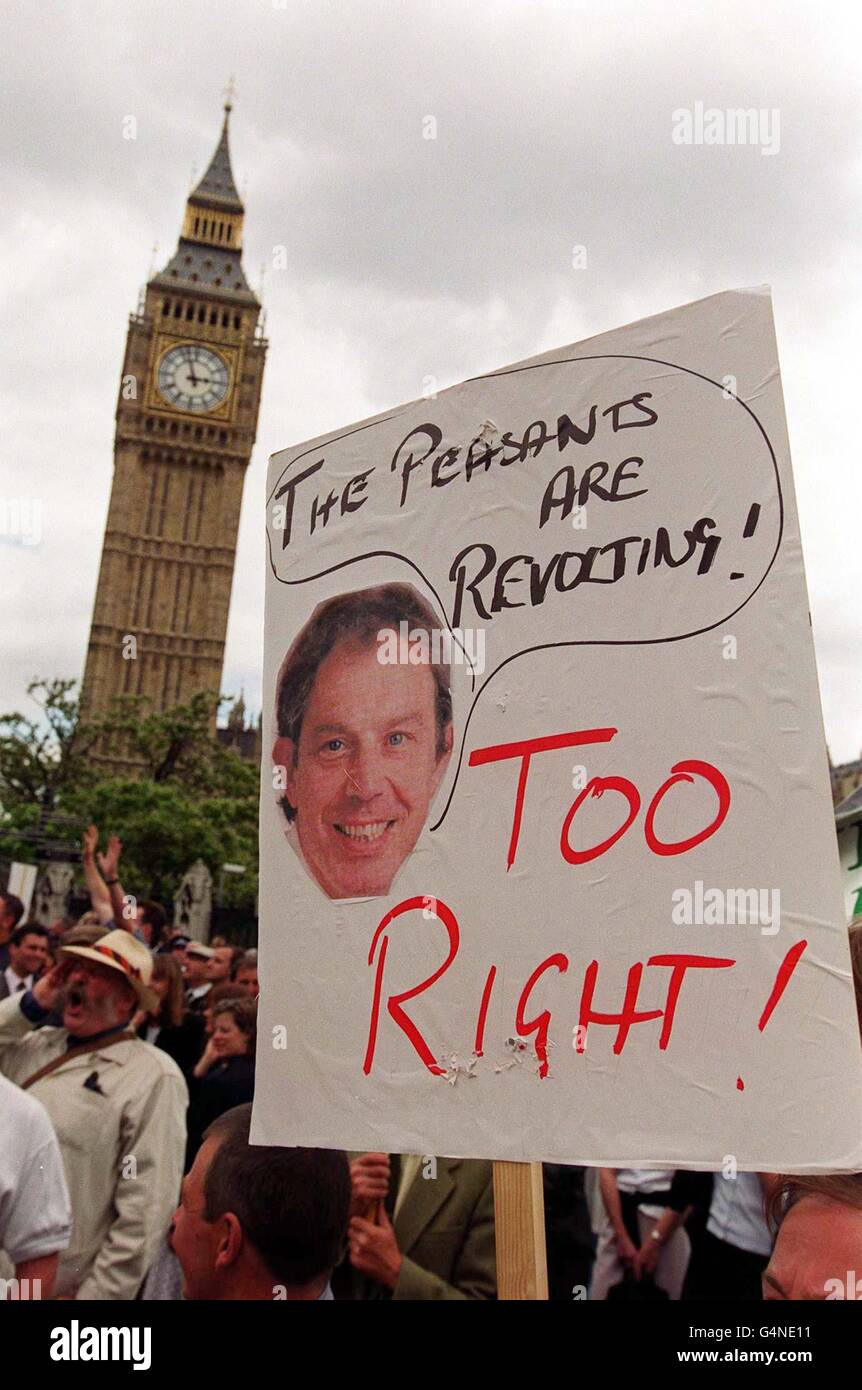 300 Demonstranten blockierten drei der vier Bahnen auf dem Parliament Square vor den Toren, die zum Parlament führten, und trugen Schilder, die sagten: Wir lieben die Fuchsjagd und hören Sie der Stimme des Landes, bevor die Fragen des Premierministers anriefen. * die Menge versammelte sich eine halbe Stunde vor Blairs wöchentlichem Unterhaus-Kampf mit Tory-Führer William Hague und verhinderte den Verkehr, der in das Parlamentsgebäude eindrang. Die Demonstration ist die zweite gegen den Plan der Regierung, die Fuchsjagd zu verbieten. Demonstranten blockierten das Parlament vor den Fragen des Innenministeriums vor einigen Wochen. Das Home Office ist das Stockfoto