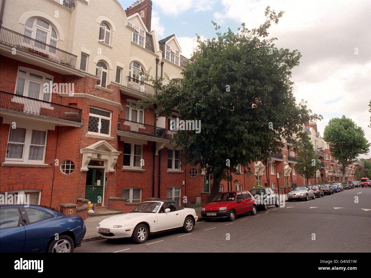 Delaware Mansions, in Maida-val, London. Der Stadtrat von Westminster stand vor einem Gesetzesentwurf von einer Million, nachdem das Berufungsgericht entschieden hatte, dass seine Entscheidung vor 9 Jahren, außerhalb des Gebäudes keine Platane abzubauen, mehrere Wohnungen in dem Block beschädigt hatte. Stockfoto