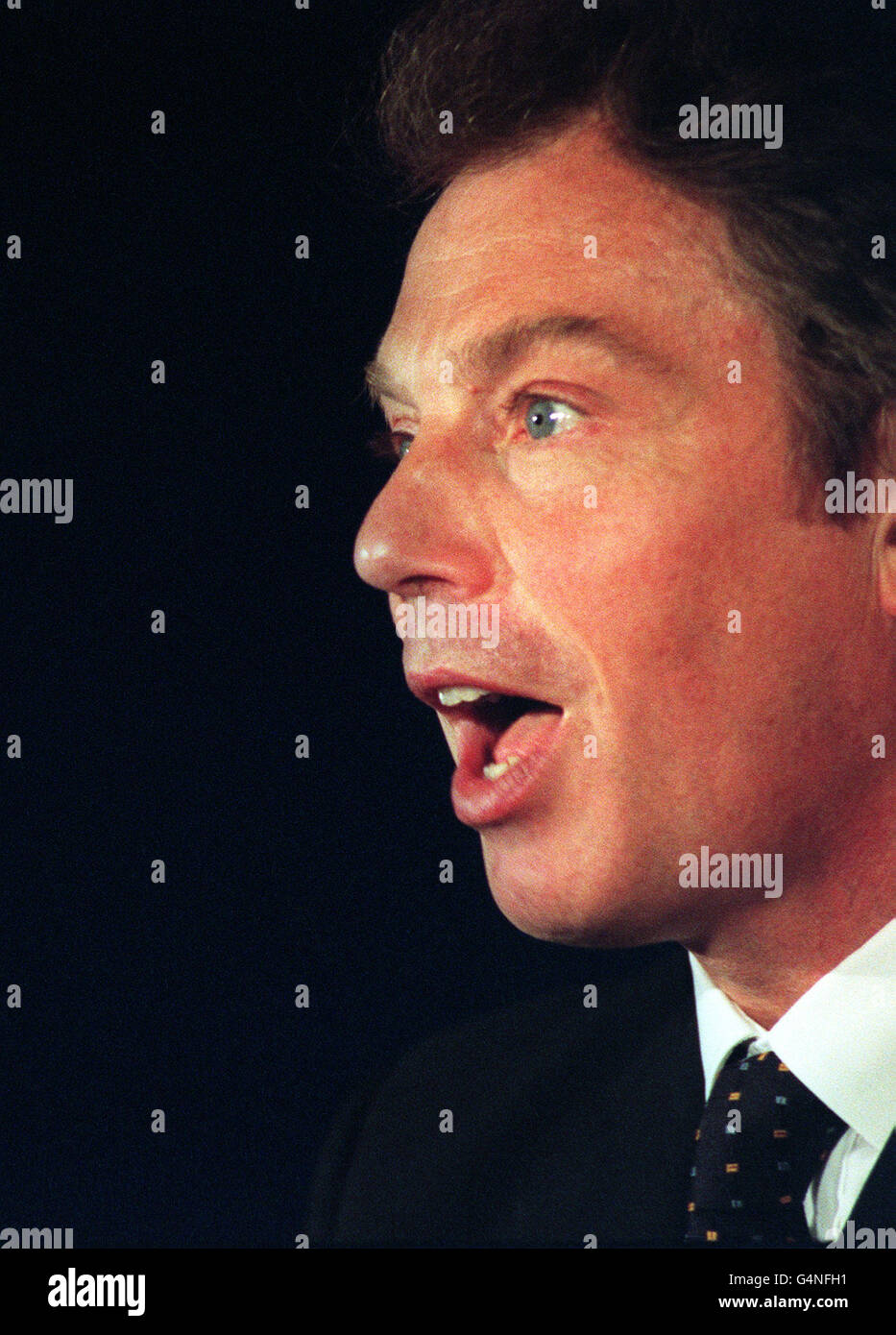 Premierminister Tony Blair spricht vor der London Business School, wo er einen starken Angriff auf die Tory-Politik in Europa startete. Blair warnte davor, dass sich Großbritannien zu oft gegen neue europäische Initiativen gestellt habe und erst später zu schlechteren Bedingungen beitreten müsse. * Herr Blair sagte, dass die konservative Politik, den Beitritt dieses Parlaments zum Euro und des nächsten auszuschließen, keine logische Grundlage habe. PA-Foto: Neil Munns. Siehe PA Geschichte POLITIK Blair. Stockfoto