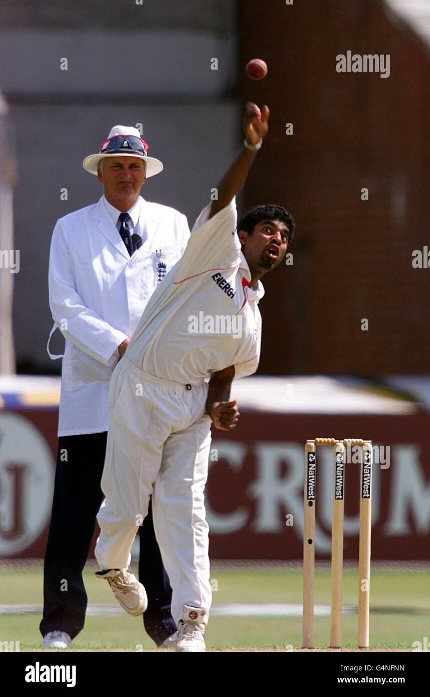 Lancashire Spin Bowler Muttiah Muralitharan, der einen neuen Vertrag mit dem Club unterzeichnete, bowle unter dem wachsamen Auge des Schiedsrichters Jones während ihres NatWest-Viertelfinales gegen Yorkshire in Old Trafford. Stockfoto